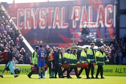 تدخل عنيف.. حارس ميلوول يتسبب في إصابة خطيرة لمهاجم كريستال بالاس